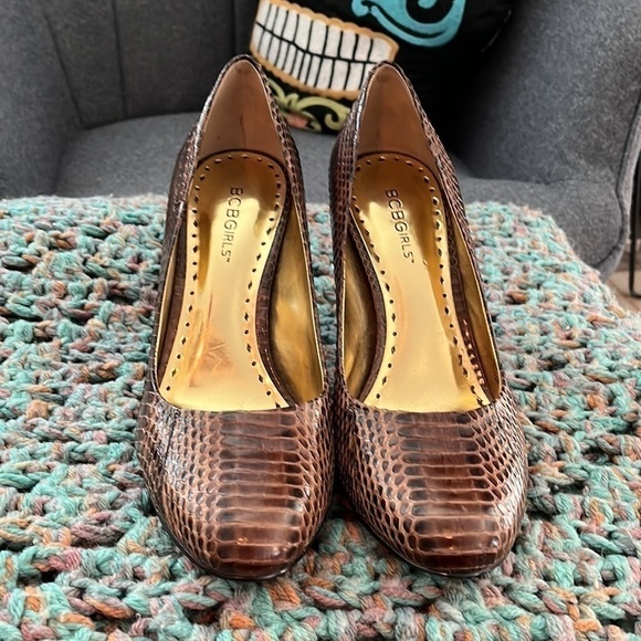 BCBGIRLS size 8 1/2 blocked heel pumps.  Brown snake skin in color. Excellent - Picture 2 of 6